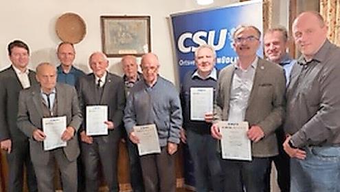 Staatssekret&auml;r Sandro Kirchner (links) ehrte f&uuml;r ihre langj&auml;hrige Mitgliedschaft Egid Thomas, Karl M&uuml;ller, Adalbert Kiesel, Ernst Kiesel, Ludwig Deininger, Franz Kl&ouml;ffel, Harald Hofmann, Edgar Thomas und Andre Iff.