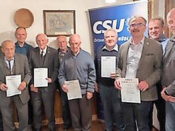 Staatssekretär Sandro Kirchner (links) ehrte für ihre langjährige Mitgliedschaft Egid Thomas, Karl Müller, Adalbert Kiesel, Ernst Kiesel, Ludwig Deininger, Franz Klöffel, Harald Hofmann, Edgar Thomas und Andre Iff.