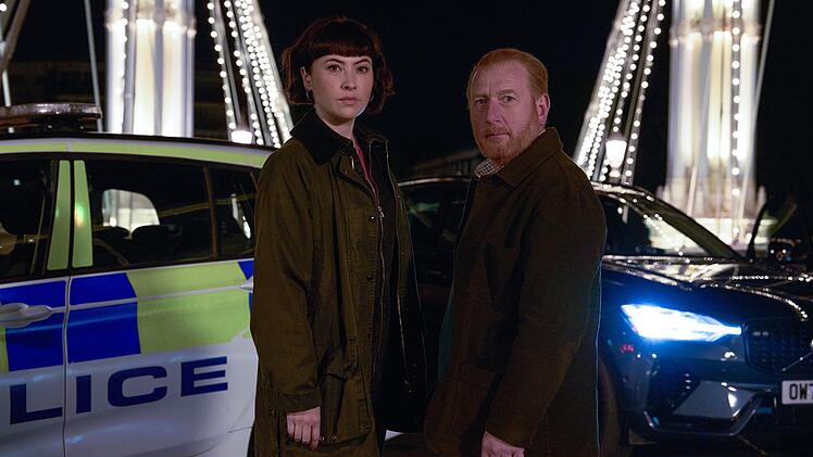 DI Max Arnold (Adrian Scarborough) und DS Layla Walsh (Vanessa Emme) ermitteln in vier neuen F&auml;llen der Serie "The Chelsea Detective". Layla ist seit Staffel zwei an Max' Seite.