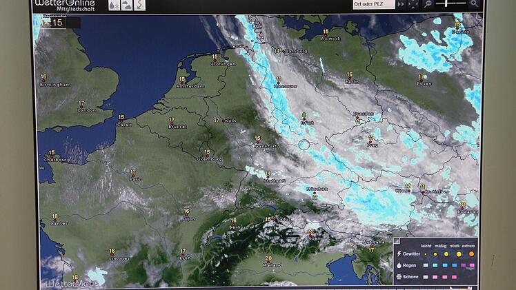 Die Wetterkarte zeigt einbreites Regenband über Deutschland. Foto: Barbara Herbst