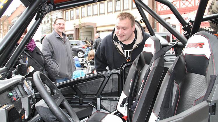 Ein interessierter Blick ins Innere des Fahrzeugs.