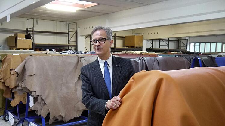 So sieht es in der "Schatzkiste" eines Polstermöbelherstellers aus: Thomas C. Schlosser im Lederlager bei Machalke. Dort befinden sich im Schnitt rund 25.000 Quadratmeter wertvolle Leder-Stücke. Foto: Berthold Köhler