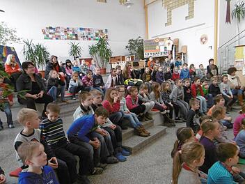 In der Grundschule Bad Brückenau lernten die Kinder das Thema Umweltschutz durch die Lieder von Carlo Hilsdorf kennen.  Foto: Regina Rinke