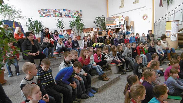 In der Grundschule Bad Brückenau lernten die Kinder das Thema Umweltschutz durch die Lieder von Carlo Hilsdorf kennen.  Foto: Regina Rinke