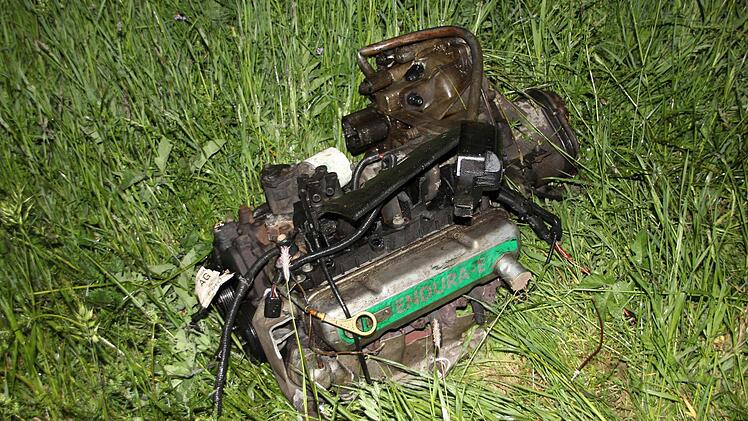 Motor und Getriebe des Ford KA wurden beim Zusammenstoß herausgerissen.  Foto: Friedwald Schedel