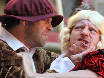 Romeo (Christian Johannsen) will von Julia (Holger Zessner) einen Kuss. Foto: Klaus Klaschka