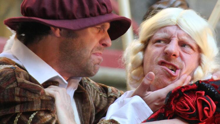 Romeo (Christian Johannsen) will von Julia (Holger Zessner) einen Kuss. Foto: Klaus Klaschka