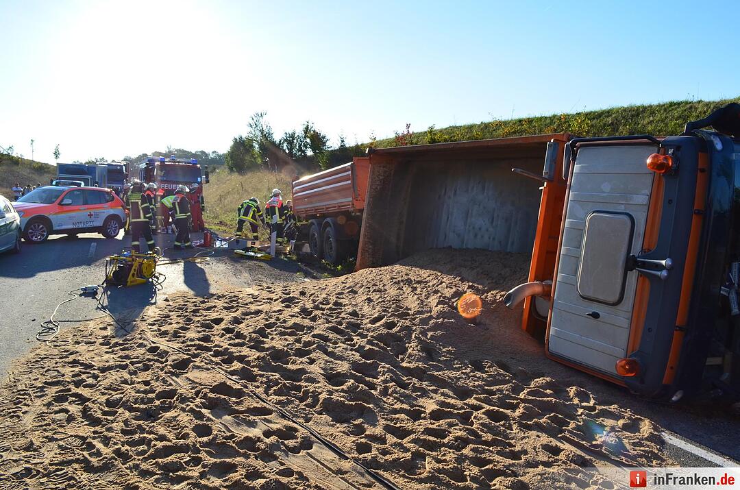 Lkw rammt Taxi auf B8