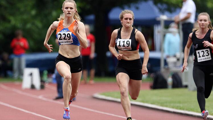 Die Höchstadterin Viola Mönius (links)zeigte über 100 Meter eine starke Leistung und wurde Bezirksmeisterin der Klasse W15.