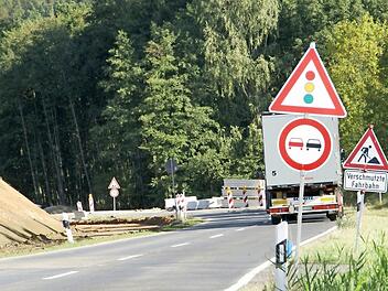 Mit vielen Baustellen müssen die Rauhenebracher derzeit leben, aber in wenigen Wochen wird sowohl zwischen Fabrikschleichach und Karbach (unser Bild) als auch von Untersteinbach bis in den Kreis Schweinfurt hinein wieder freie Fahrt auf erneuerten Straßen möglich sein.  Foto: sw