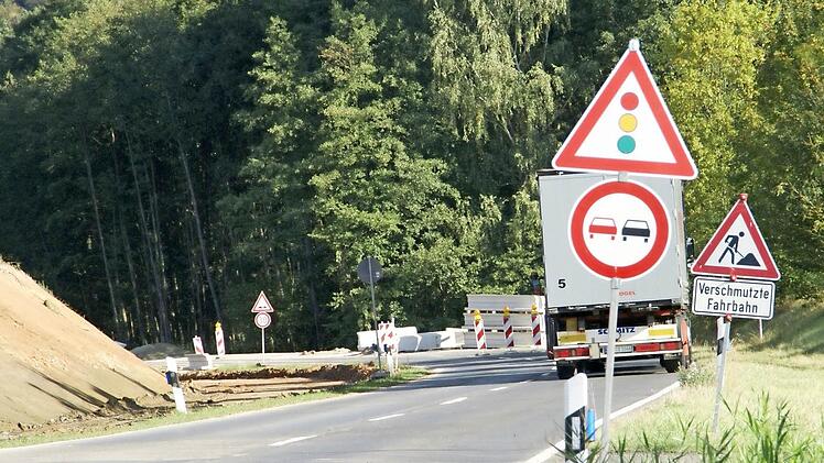 Mit vielen Baustellen müssen die Rauhenebracher derzeit leben, aber in wenigen Wochen wird sowohl zwischen Fabrikschleichach und Karbach (unser Bild) als auch von Untersteinbach bis in den Kreis Schweinfurt hinein wieder freie Fahrt auf erneuerten Straßen möglich sein.  Foto: sw