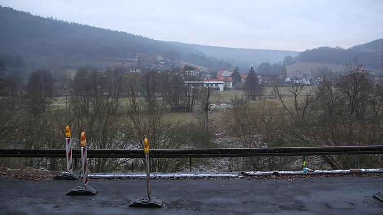 Von der St2289 fällt der Hang steil zur Sinn hin ab.  Foto: Ulrike Müller