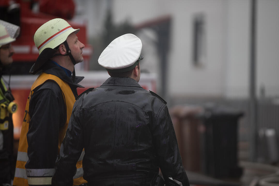 Brand in Doppelhaushälfte: Anderer Gebäudeteil in Mitleidenschaft gezogen - Bewohner leicht verletzt – Feuerwehr muss Dachstuhl öffnen, um Glutnester zu bekämpfen