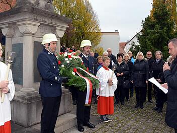 Im Beisein der Freiwilligen Feuerwehr und einem guten halben Dutzend Fahnenabordnungen der Ortsvereine legte Bürgermeister Toni Schick am Kriegerdenkmal in Reiterswiesen einen Kranz nieder. Foto: Peter Rauch