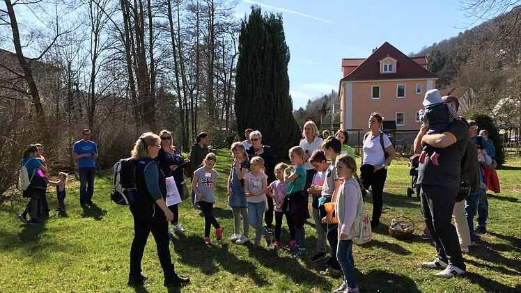 Jutta Vogt erkl&auml;rte den Kindern, welch wertvollen Kr&auml;uter praktisch in jedem Garten wachsen.Monika Wiesner