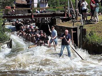 Nass wird man bereits beim Start in Schnappenhammer, wenn das Floß mit seinen Gästen in die Fluten der Wilden Rodach eintaucht. Deshalb sollte unbedingt Wechselkleidung mitgebracht werden. Umkleidemöglichkeiten bestehen nach der Floßfahrt im Flößerhaus.  Foto: Gerd Fleischmann