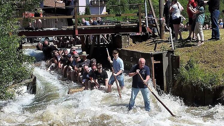 Nass wird man bereits beim Start in Schnappenhammer, wenn das Floß mit seinen Gästen in die Fluten der Wilden Rodach eintaucht. Deshalb sollte unbedingt Wechselkleidung mitgebracht werden. Umkleidemöglichkeiten bestehen nach der Floßfahrt im Flößerhaus.  Foto: Gerd Fleischmann