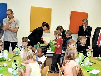 Stellvertretend für alle Schüler im Landkreis Kulmbach erhielten dieser Tage die Erstklässler der Grundschule Neuenmarkt-Wirsberg zum Schulanfang eine Emil-Trinkflasche und eine Brotzeitdose. Foto: Werner Reißaus