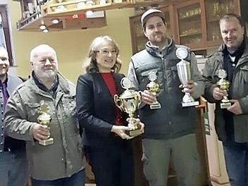 Vorsitzender Jan-Tobias Dach (l.) und Renate Schroff &uuml;berreichten die Pokale an Werner P&ouml;hlmann (2. v. l.), Matthias Geinzer und Thomas Cerny (r.). Fotos: Gabriela Ruyter