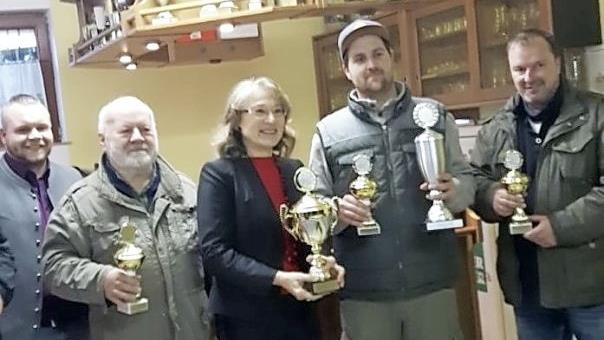 Vorsitzender Jan-Tobias Dach (l.) und Renate Schroff &uuml;berreichten die Pokale an Werner P&ouml;hlmann (2. v. l.), Matthias Geinzer und Thomas Cerny (r.). Fotos: Gabriela Ruyter