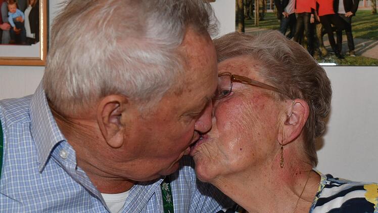 Der nahezu tägliche Kuss gehört für Elmar und seine Eva dazu!Foto: Ronald Rinklef
