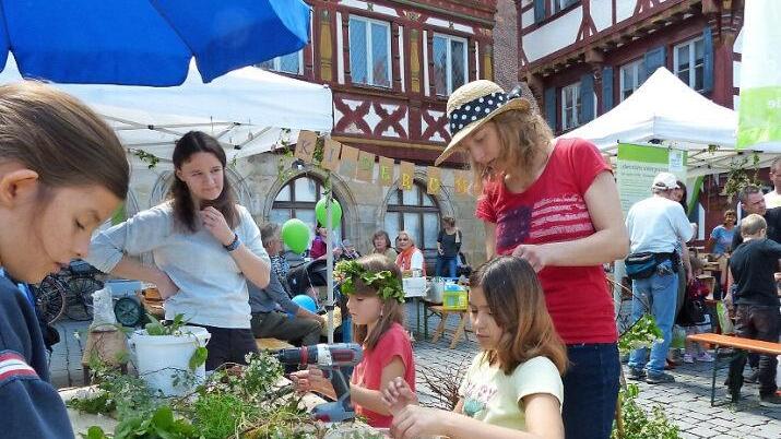 An verschiedenen Stationen konnten die Kinder andere Materialien ausprobieren, als ihnen gewöhnlich zur Verfügung stehen.  Foto: Pauline Lindner