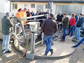 Klärwärter Peter Spindler führte die Besucher durch die zentrale Kläranlage. Foto: Horst Wunner