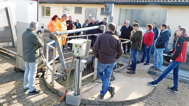 Klärwärter Peter Spindler führte die Besucher durch die zentrale Kläranlage. Foto: Horst Wunner