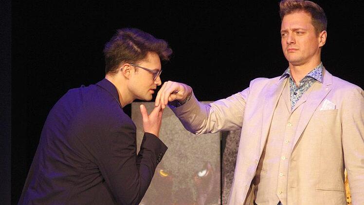 Ein Deal nach Hitchcock im Kissinger Kurtheater. Foto: Klaus Werner