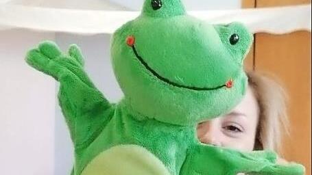 Theresa Greß präsentiert Ausschnitte aus dem wöchentlich stattfindenden begleitenden Baby- und Kleinkindtreff und singt das Lied "Hoch am Himmel".  Foto: Bayerisches Rotes Kreuz