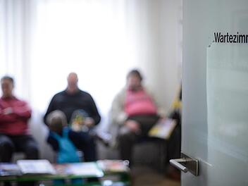 Was tun, wenn man beim Arzt viel Zeit im Wartezimmer verbringen muss? Am besten, man hat eine sinnvolle Beschäftigung dabei.Symboldbild: Sina Schuldt/dpa
