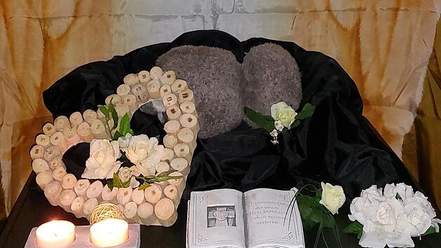 Auf diesen Altar bettet Angela Sporniak die Tiere, damit die Besitzer Abschied nehmen k&ouml;nnen.