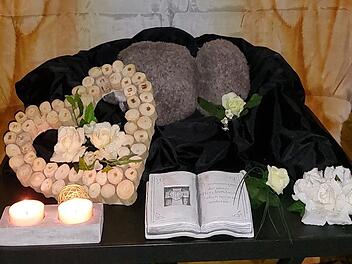 Auf diesen Altar bettet Angela Sporniak die Tiere, damit die Besitzer Abschied nehmen können.