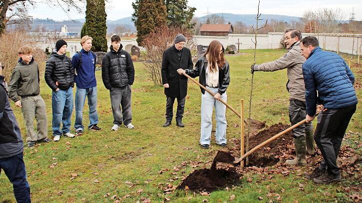Die Konfirmanden und Kirchenvorst&auml;nde legten unter Anleitung der Angeh&ouml;rigen des Gartenbauvereins Hand an, um die Jungb&auml;ume sachgerecht in die Erde zu bringen