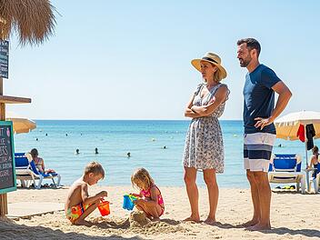 Sommerurlaub 2026 Preisanstieg Familienurlaub Urlaubskosten Mittelmeer Strandurlaub Ferienzeit Reisepreise Hotelpreise Flugkosten Pauschalreise Fr&uuml;hbucher Mehrkosten Urlaubsplanung Reiseziel Preissteigerung Touristensteuer Strandliegen Urlaubsbudget Reisetrends Kostenfalle Spartipps Urlaubsziel Ferienwohnung Sommerferien Reisesaison Urlaubsausgaben Preisexplosion Reisekosten Urlaubsschn&auml;ppchen