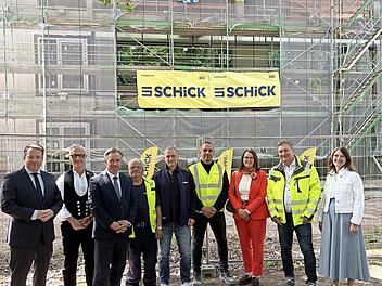 Gemeinsam beim Richtfest: Landrat Alexander Tritthart, Spardorfs B&uuml;rgermeister Andreas Wasielewski, Edgar Endres (Gesch&auml;ftsf&uuml;hrer Anton Schick GmbH), Mitarbeiter des Unternehmens, Regierungsvizepr&auml;sidentin Birgit Riesner, Kreisbaumeister Thomas Lu...