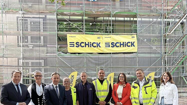 Gemeinsam beim Richtfest: Landrat Alexander Tritthart, Spardorfs B&uuml;rgermeister Andreas Wasielewski, Edgar Endres (Gesch&auml;ftsf&uuml;hrer Anton Schick GmbH), Mitarbeiter des Unternehmens, Regierungsvizepr&auml;sidentin Birgit Riesner, Kreisbaumeister Thomas Lu...