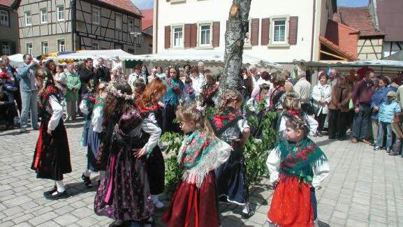 Ob Pfingstmarkt, Heimatfest oder Festumzug, die Nachwuchsgruppe des Ebenhausener Trachtentanzvereins zeigt ihre einstudierten Tänze auf verschiedenen Veranstaltungen. Fotos: Stefan Geiger
