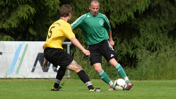 Der Lindauer Routinier Frank Weith versucht David Dormann auszuspielen.