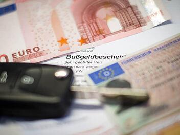 Wenn der Bußgeldbescheid hereinflattert: Mit der Punktereform geht es nicht nur Verkehrsteilnehmern verstärkt an den Geldbeutel. Auch Betreiber von Fahrschulen haben finanziell zu leiden.  Foto: Hendrik Steffens