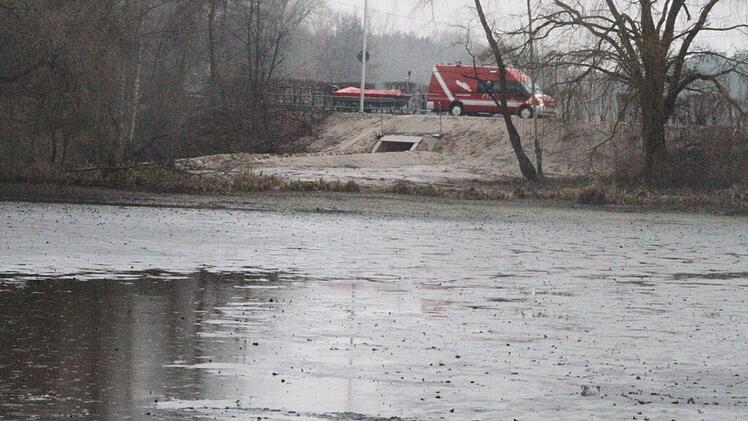 Die Feuerwehr wollte in Dechsendorf ein Reh aus dem Weiher retten. Foto: Michael Busch