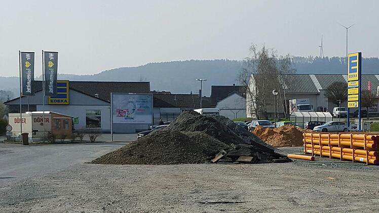 Edeka will offenbar die Straßenseite wechseln. Das Unternehmen selbst äußert sich dazu nicht.