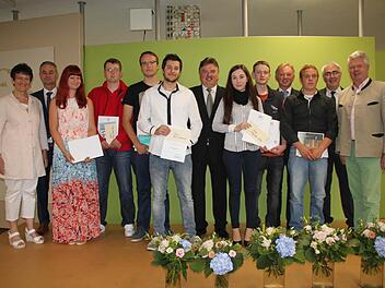 300 Schüler verabschiedete gestern die Hans-Wilsdorf-Berufsschule. Unser Bild zeigt die Offiziellen mit den Schulbesten.
