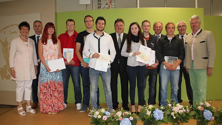 300 Schüler verabschiedete gestern die Hans-Wilsdorf-Berufsschule. Unser Bild zeigt die Offiziellen mit den Schulbesten.