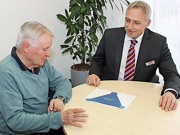 Rüdiger Lindner (rechts) im Beratungsgespräch mit Gerhard Schmidt Foto: Carmen Schwind