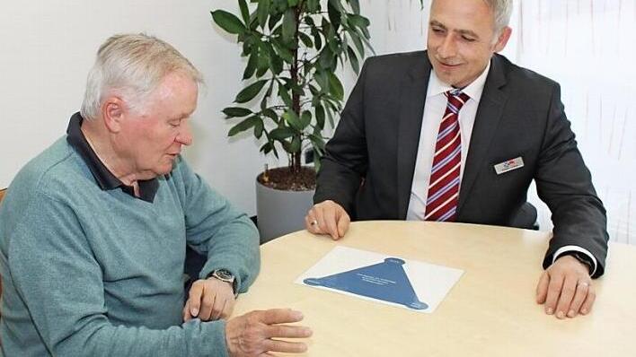 Rüdiger Lindner (rechts) im Beratungsgespräch mit Gerhard Schmidt Foto: Carmen Schwind