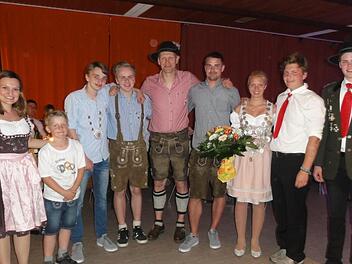 Jugendleierin Jasmin Wufka (links) und stellvertretender Schützenmeister Sandro Schmitt (rechts) stellten ihre Königshäuser vor: (von links) 1. Jugendritter Jan Binder, Jugendkönig Christoph Metz, 2. Jugendritter Bastian Schmitt, 1. Ritter Andreas Binder, Schützensepp Thomas Metz, Schützenkönigin Nadja Metz und 2. Ritter Marko Schlereth. Foto: Wolfgang Wimmel