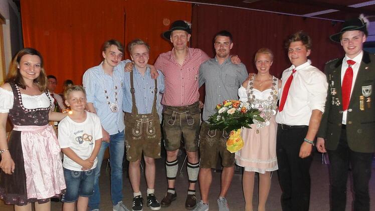 Jugendleierin Jasmin Wufka (links) und stellvertretender Schützenmeister Sandro Schmitt (rechts) stellten ihre Königshäuser vor: (von links) 1. Jugendritter Jan Binder, Jugendkönig Christoph Metz, 2. Jugendritter Bastian Schmitt, 1. Ritter Andreas Binder, Schützensepp Thomas Metz, Schützenkönigin Nadja Metz und 2. Ritter Marko Schlereth. Foto: Wolfgang Wimmel