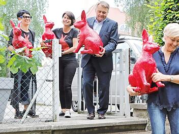 Hasenparade mit (von rechts) Susanne und Ulf Schmitt und den Künstlerinnen Petra Ringelmann und Barbara Bollerhoff Foto: Matthias Hoch