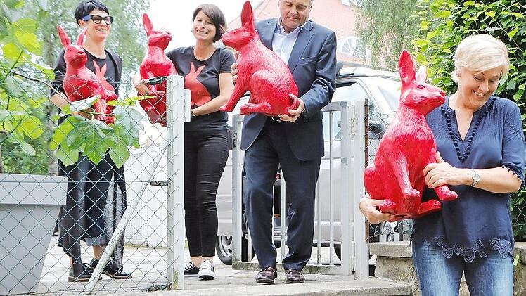 Hasenparade mit (von rechts) Susanne und Ulf Schmitt und den Künstlerinnen Petra Ringelmann und Barbara Bollerhoff Foto: Matthias Hoch